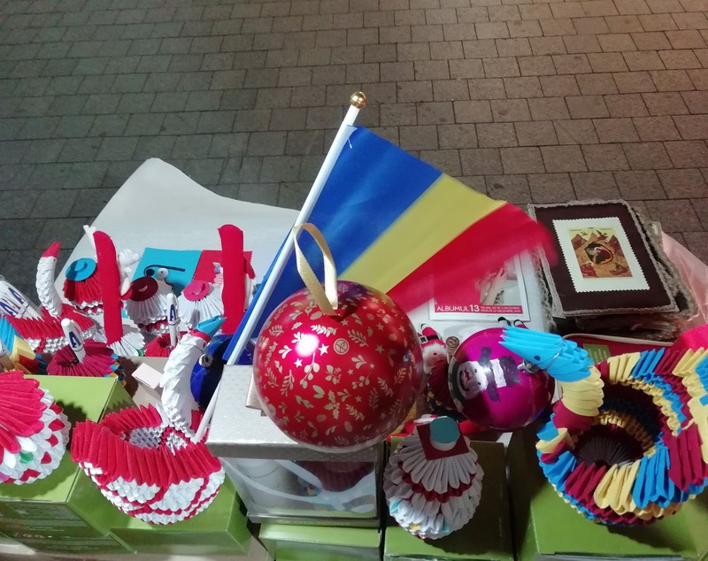 GALERIE FOTO/ Câțiva buzoieni talentați fac spectacol din hârtie. Creează decorațiuni de Crăciun inedite