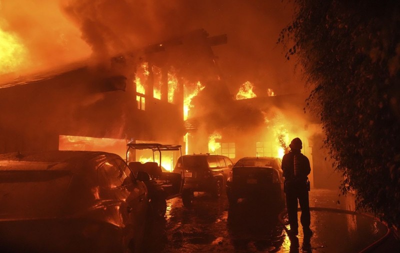 Incendiu de proporții în Malibu. Dick Van Dyke şi Cher, printre miile de persoane evacuate din calea flăcărilor | VIDEO 