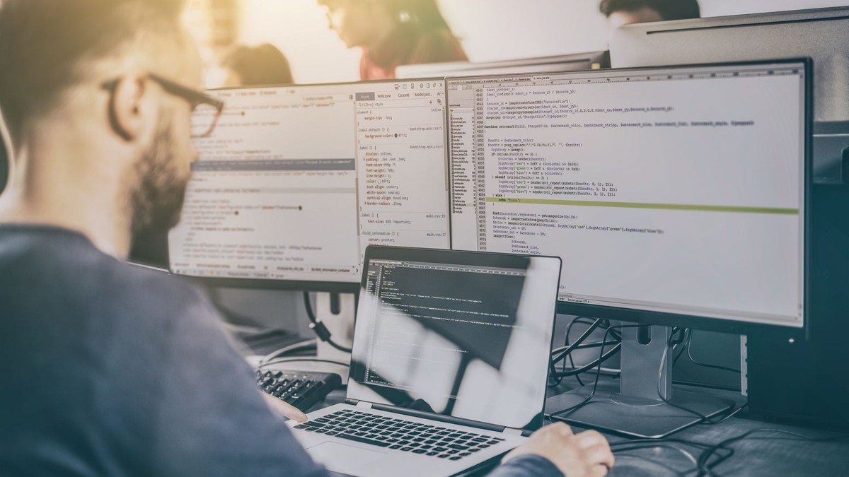Românii cu studii superioare lucrează mai puțin decât cei fără studii. 1,5 milioane de români muncesc peste 40 de ore săptămânal, bărbații lucrează mai mult. Programator în fața calculatorului
