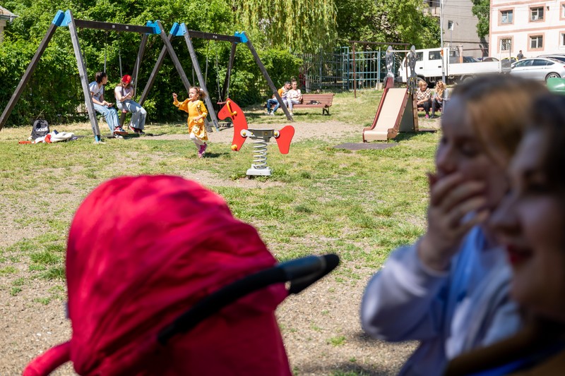 Tetiana, mamă din Cernăuți care a născut la Suceava, și Dora, voluntară, tot din Cernăuți, în parcul din Suceava