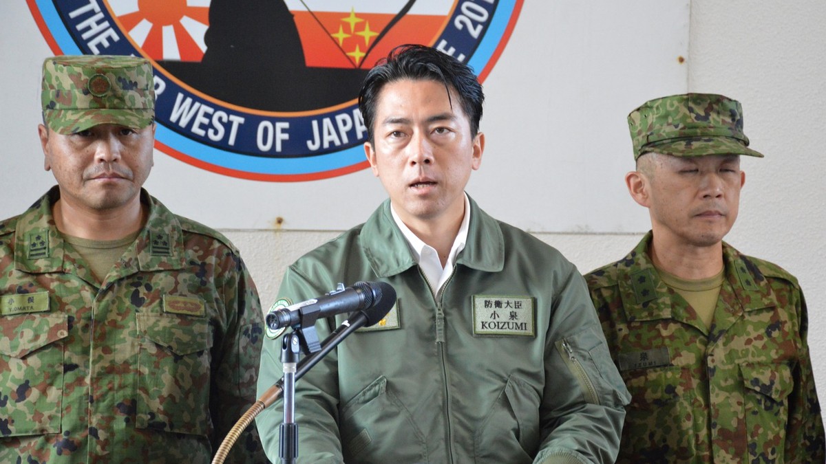 Ministrul japonez al apărării Shinjiro Koizumi, în centrul imaginii Foto: Profimedia