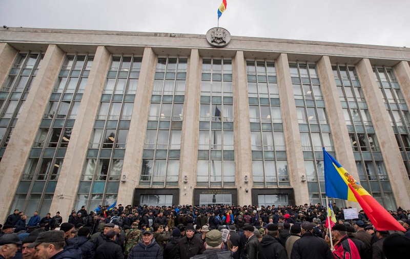 Ciocniri între protestatari și polițiști, la Chișinău, după ce autoritățile au interzis manifestațiile
