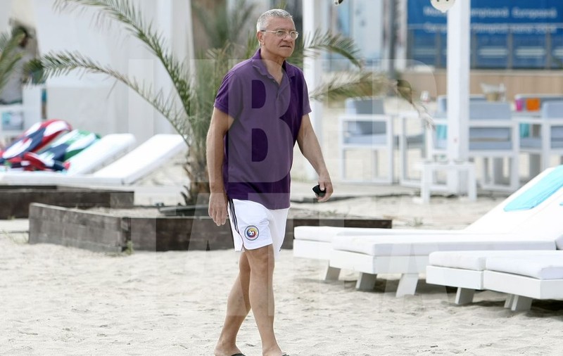”Nașul” și-a etalat pe Litoral fizicul de fotbalist! Sandu păstrează pe corp urmele luptei chinuitoare contra cancerului | FOTO