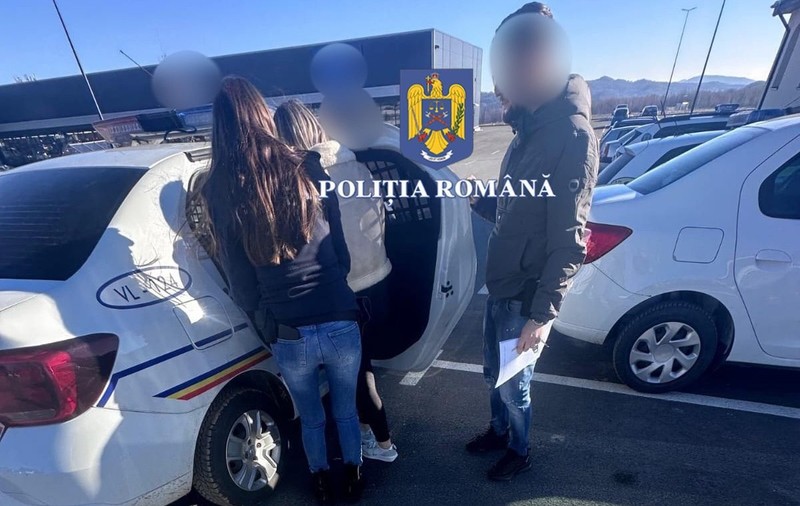 O șoferiță de 18 ani beată a lovit cu mașina un bărbat și apoi a fugit de la locul accidentului, în Vâlcea. A fost găsită de polițiști și reținută