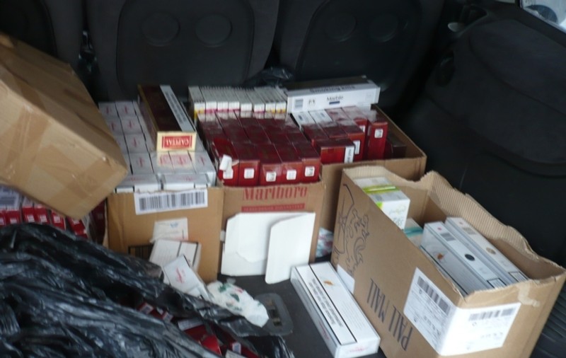 Captură de ţigări impresionantă! În traficul de ţigări, implicaţi şi 2 angajaţi de la Frontieră