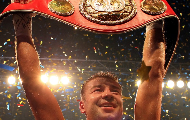 Lucian Bute e tătic! Fotografia cu fetița îi scoate în evidență rănile de la ultima luptă