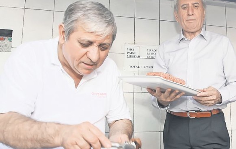 Andrei Alexandru, zis «Sandu Cocoşatu’», grataragiul a cărui poreclă a dat numele celebrei afaceri a lui Ion Oiţă: "Afacerea cu mititei nu va muri"