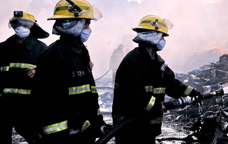 PANICĂ la Ploieşti! Incendiu puternic la un depozit de deşeuri, situat în apropierea unei rafinării