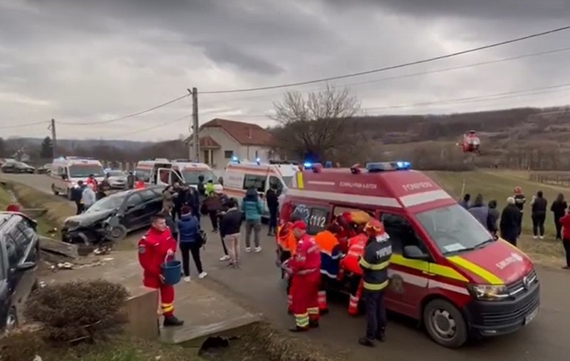 O mamă și fiul ei, pietoni, au fost uciși pe marginea șoselei de un șofer de 24 de ani care era în mașină cu mama lui, la Turburea, în Gorj