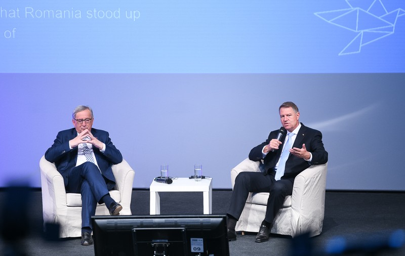 Jean Claude Juncker, la Sibiu: "Nu sunt mulţumit de anumite lucruri care se întâmplă în România". Klaus Iohannis: "Suntem doi"