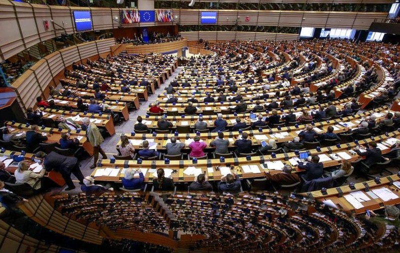 Euroscepticii din noul Parlament European își caută cu disperare aliați