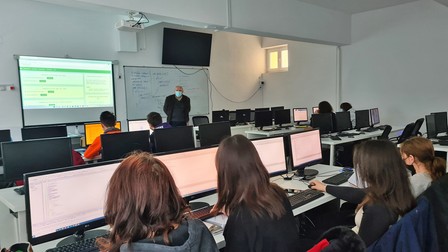 Laborator dotat cu calculatoare