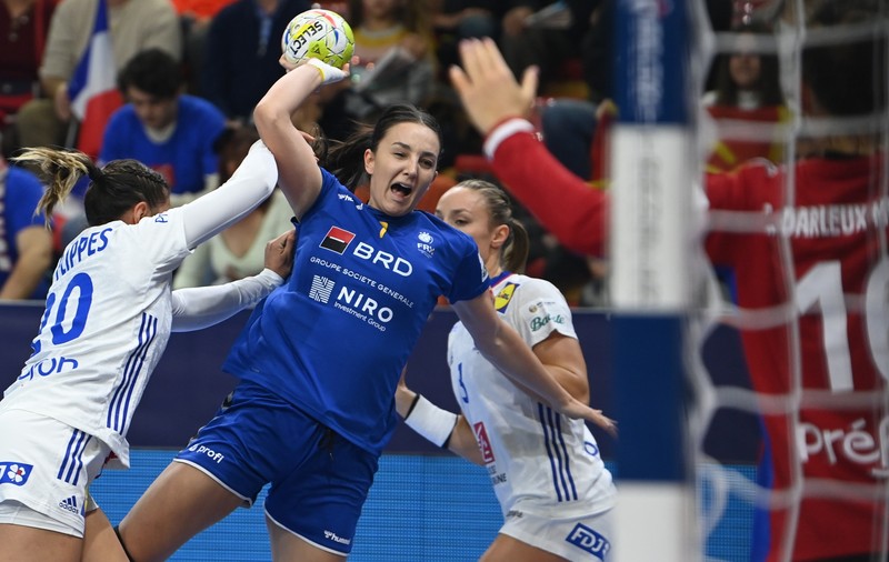 România, învinsă de Franța la Campionatul European de handbal feminin. Mai are o șansă de calificare în grupele principale