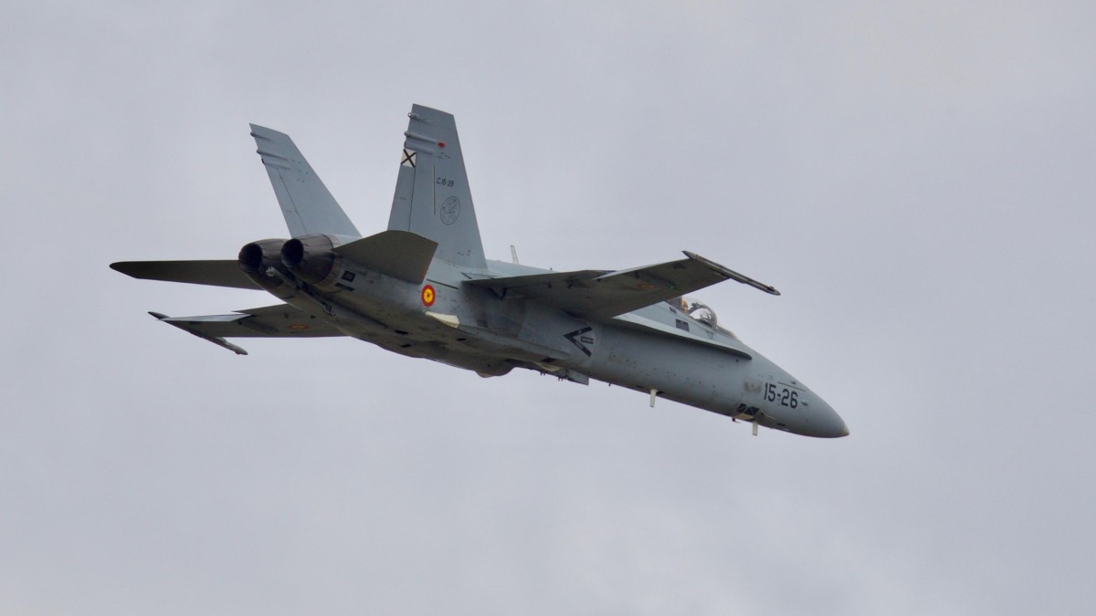 Un avion de luptă F-18, în timpul unei misiunii aeriene