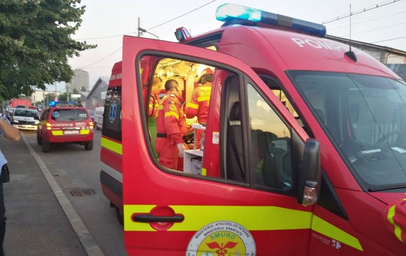 Explozie produsă de o butelie, la o casă din sectorul 4, soldată cu patru răniți. Ce au găsit pompierii în curtea proprietarului