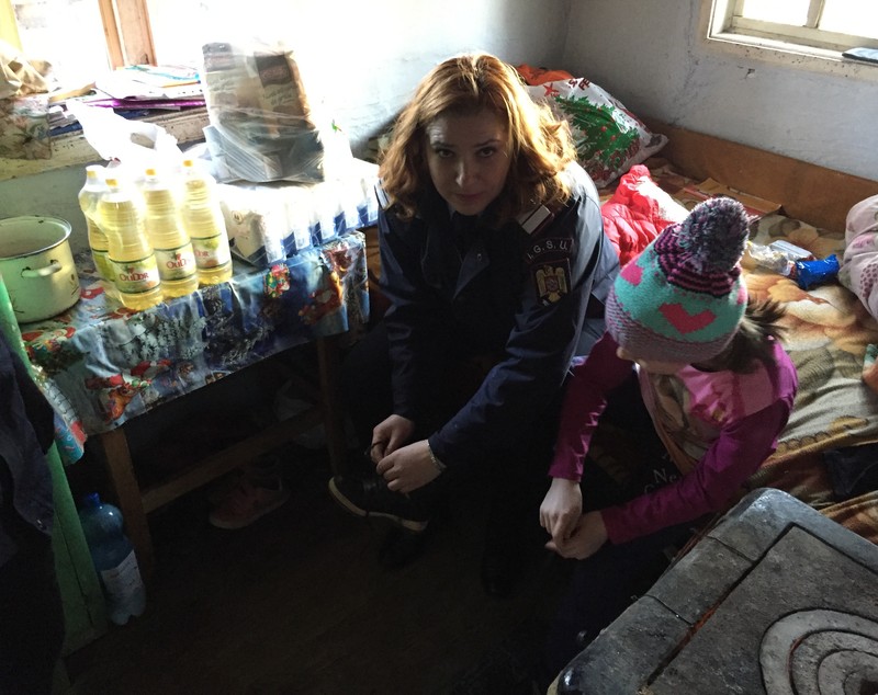 Pompierii au adus bucurie în sufletul unor copii GALERIE FOTO