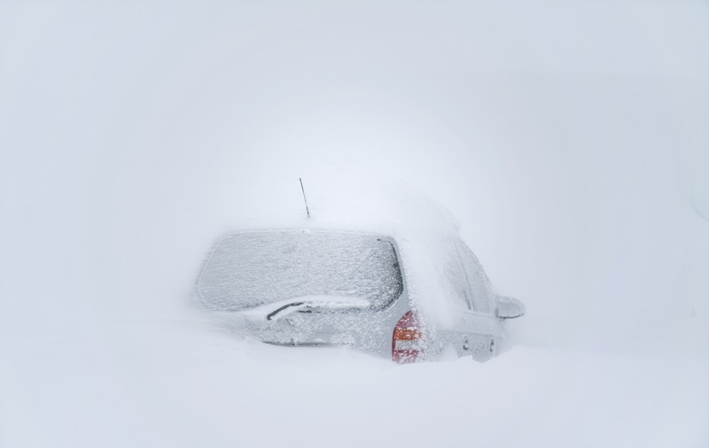 Ninsori puternice și ger în Europa. 14 oameni au murit din cauza vremii extreme. Cod roșu de avalanșă în Austria / FOTO&VIDEO