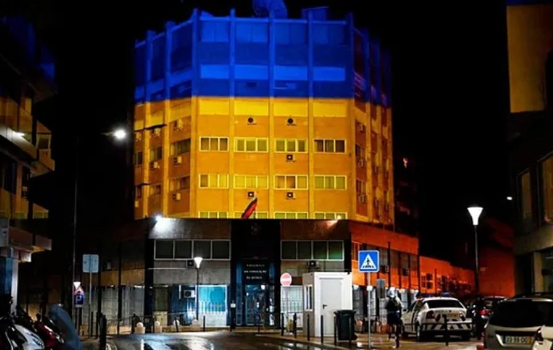 FOTO. O ambasadă a Rusiei, iluminată în culorile Ucrainei