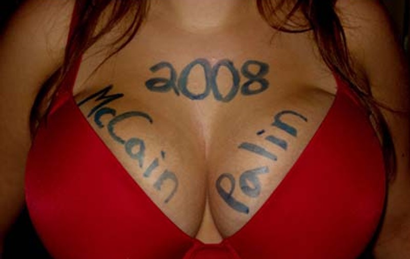 Cuplul John McCain - Sarah Palin, greu de ocolit cu privirea