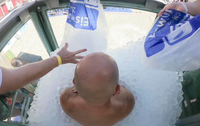 VIDEO | A intrat în Cartea Recordurilor. Un austriac a rezistat într-o cutie cu gheață 2 ore, 30 de minute şi 53 de secunde