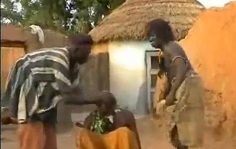 Dacă nu I-AI PLÂNGE DE MILĂ, AI MURI DE RÂS! În MOZAMBIC, DUREREA de  CAP se ia cu ... PALMA! VIDEO