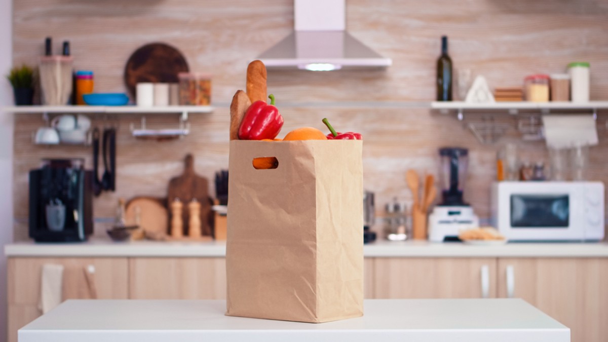 Programul Sezamo de 30 noiembrie şi 1 decembrie 2023 - Imagine cu o pungă de hârtie plină cu produse alimentare, aşetzată o masă de bucătărie