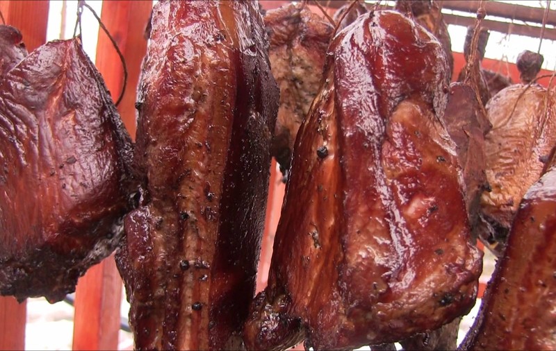 Cum să deosebim carnea afumată natural de cea injectată cu aditivi