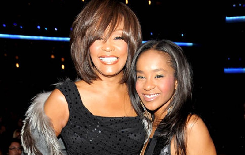 Familia lui Bobbi Kristina e în alertă. O imagine cu ea în sicriu ar putea apărea în presă