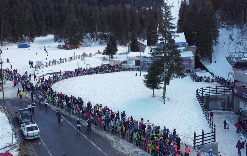 Sute de oameni la telegondola din Poiana Brașov. Ce măsuri a luat jandarmeria
