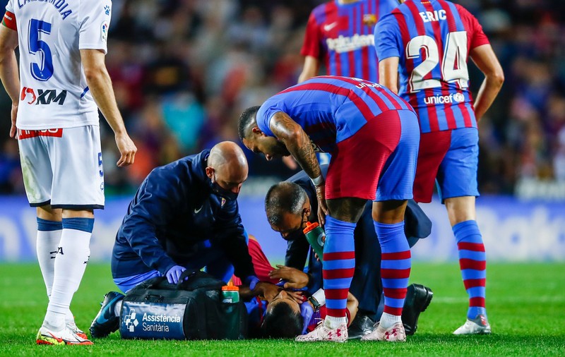 Fotbalistul Sergio Aguero, transportat la spital, după ce i s-a făcut rău pe teren. Ce spun medicii