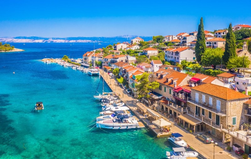 O țară din Europa impune noi reguli pentru turiști de la 1 iunie: limită de timp pentru consumul de alcool, amenzi mai aspre și cazări mai scumpe