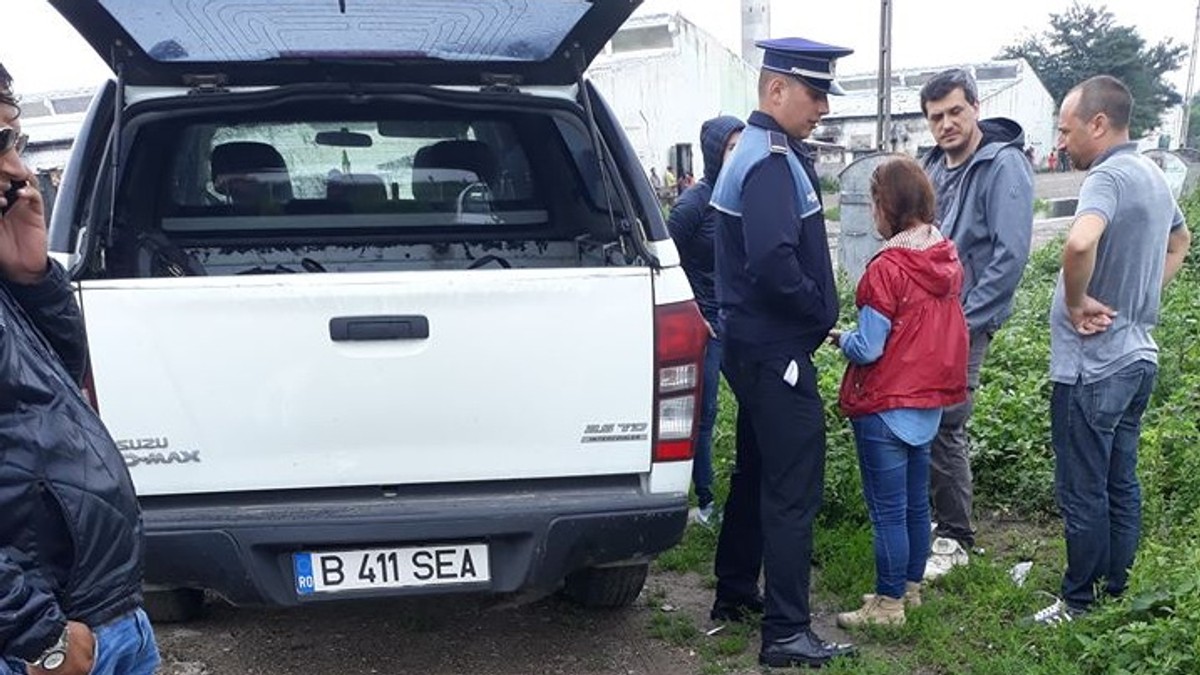 Mașina unor jurnaliști de la Antena 1 a fost spartă în Roman. Au rămas fără 1.200 de lei și 500 de euro