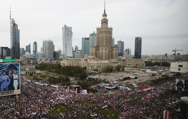 Miting de amploare al opoziției din Polonia, cu două săptămâni înainte de alegeri: „Semnalul renașterii poloneze”