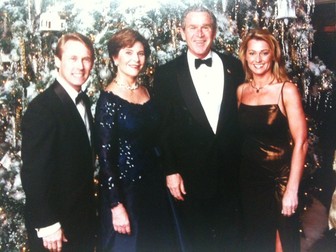 Nadia și Bart Conner, soțul ei, primiți de George W. Bush și de Prima Doamnă