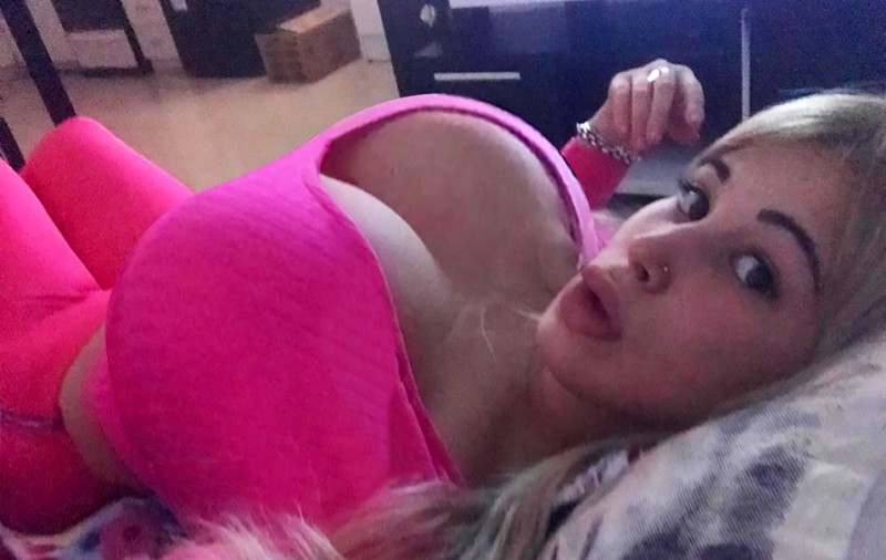 FOTO | A cheltuit 16.000 de euro să arate precum Kim Kardashian, însă sânii ei o împiedică să urce în metrou sau să doarmă pe burtă