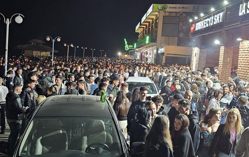 Mihai Mărgineanu, mesaj din Vama Veche pentru părinții din România: „Băi, voi știți ce fac copiii voștri aici?”. Artistul s-a căsătorit, acum 16 ani, chiar pe plaja din Vamă