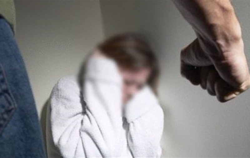Un bărbat din Alba şi-a  ameninţat soţia cu moartea şi a spart televizorul din casă. În același județ, o noră și-a snopit în bătaie soacra
