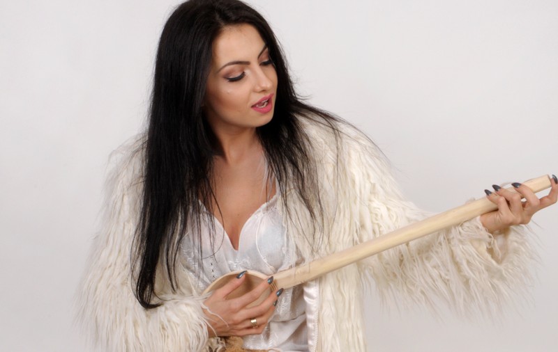 Iți vine să crezi că frumusețea asta își menține silueta cu fasole și ciolan afumat? E vorba despre o cunoscută artistă de la noi!