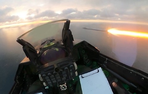 Interiorul cockpitului unui avion F-16 în timpul unui zbor, surprinzând momentul exact al lansării unei rachete