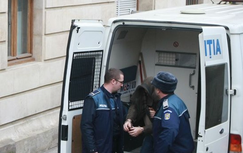 Altercație în scara unui bloc din sectorul 4. Trei tineri au lovit doi bărbaţi care le-au atras atenţia că fac gălăgie