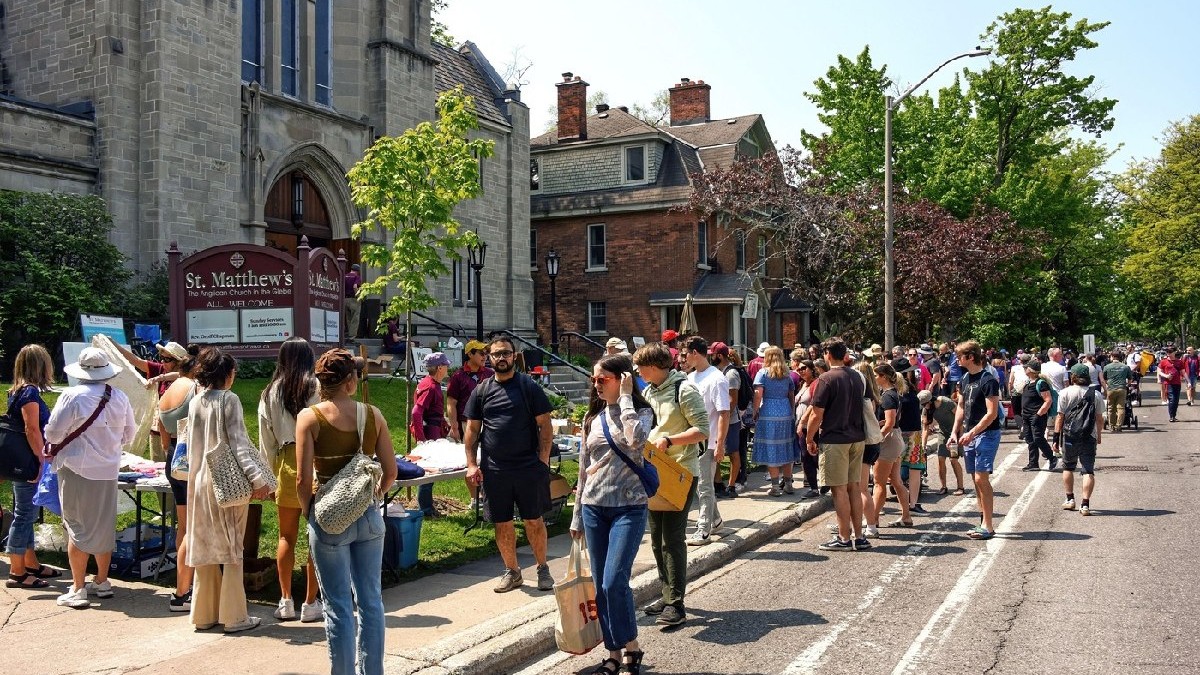 Ottawa, Canada - 27 mai 2023: O mulțime imensă de oameni caută oferte la vânzarea anuală de garaj din cartierul Glebe, care are loc pe mai multe străzi din zona Glebe din Ottawa, Ontario.