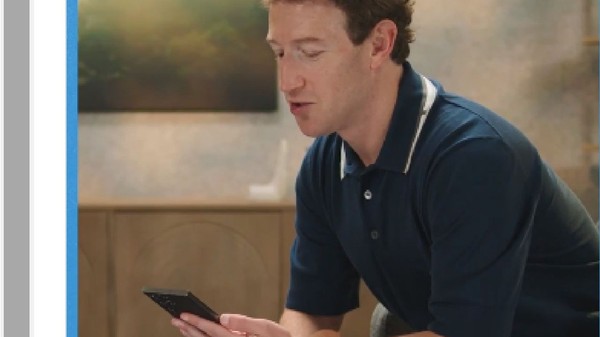 Mark Zuckerberg ține în mâini un smartphone negru
