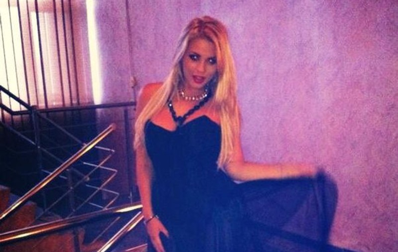 HOT! HOT! HOT! Roxana Nemeş şi-a tras rochie cu vedere la posterior! | FOTO