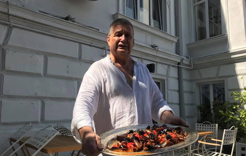 Cât costă o porție de salată de boeuf la restaurantul lui Mircea Dinescu din București: „Testăm și ne dăm cu părerea”