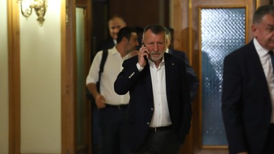 Paul Stănescu vorbind la telefon înainte de ședința PSD FOTO Dumitru Angelescu