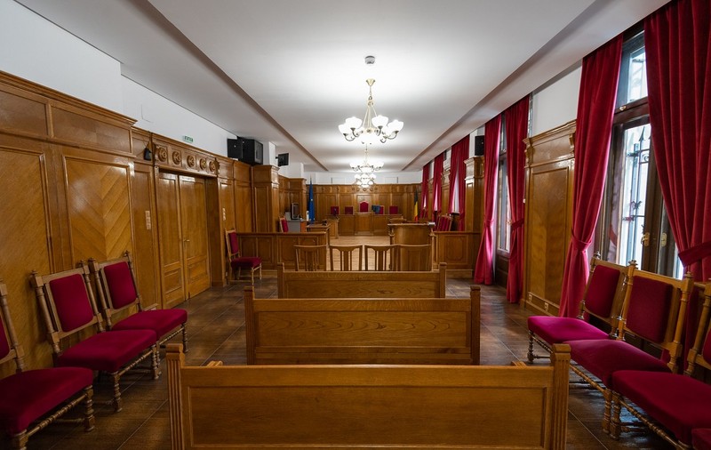 Un procuror din Răducăneni, trimis în judecată după ce, timp de doi ani, a amenințat cu moartea și a violat o minoră