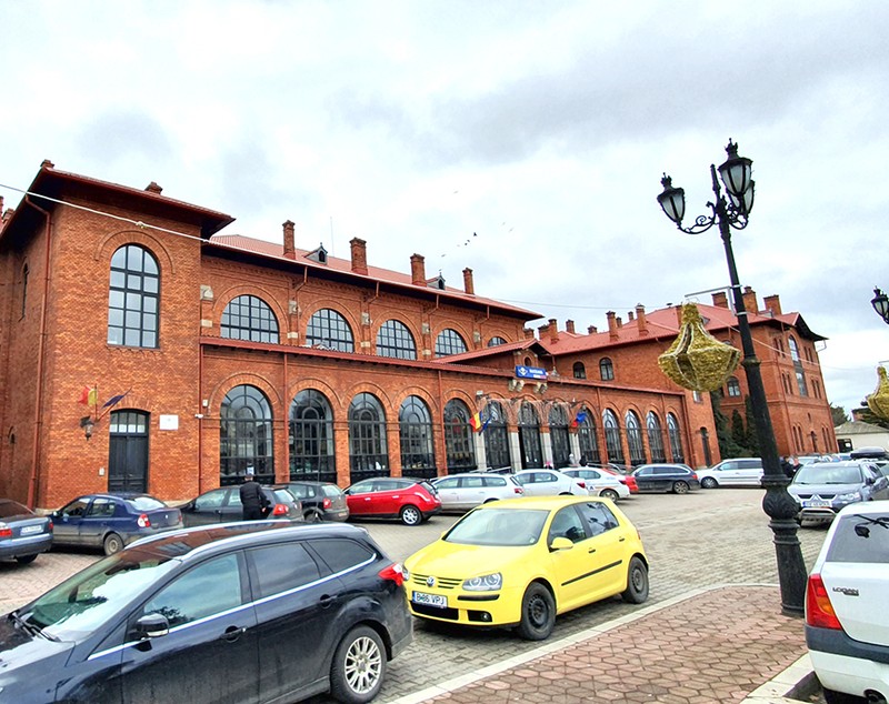 Gările Sucevei. Cum a ajuns un monument istoric, carte de vizită a României lui Carol I, într-o stare de degradare „probabil iremediabilă”. Prinsă între ”proiecte” grandioase ale SNCFR și combinații locale