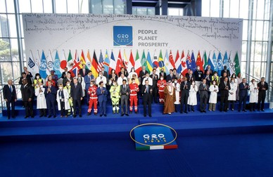 Liderii mondiali pozează pentru o fotografie de grup la începutul summit-ului G20 de la Roma împreună cu medici și personal medical Foto: EPA-EFE/ROBERTO MONALDO / LA PRESSE/ POOL
