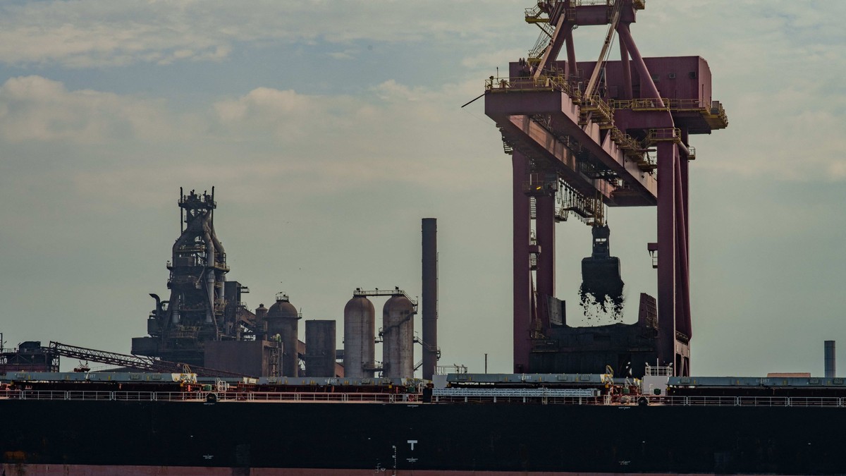 Vedere generală a oțelăriei AArcelor Mittal Dunkerque, Fraanță. În fundal se observa un furnal.