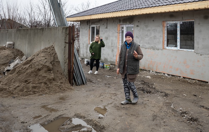 O casă în dar pentru o familie rămasă pe drumuri în prag de Sărbători. Consătenii le-au ridicat o nouă locuință într-o lună